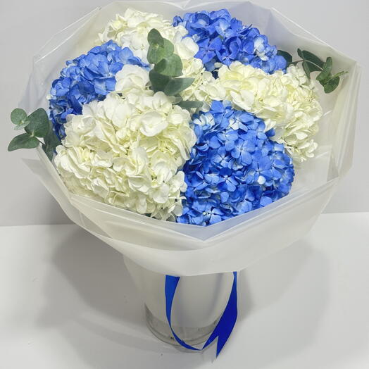 Ramo de hortensias azules y blancas