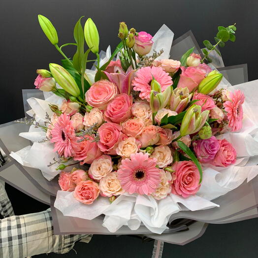 СТАРГЕЙЗЕР  ЛИЗИАНТУС  СПРЕЙ РОЗЫ  ГЕРБЕРА В БУКЕТЕ