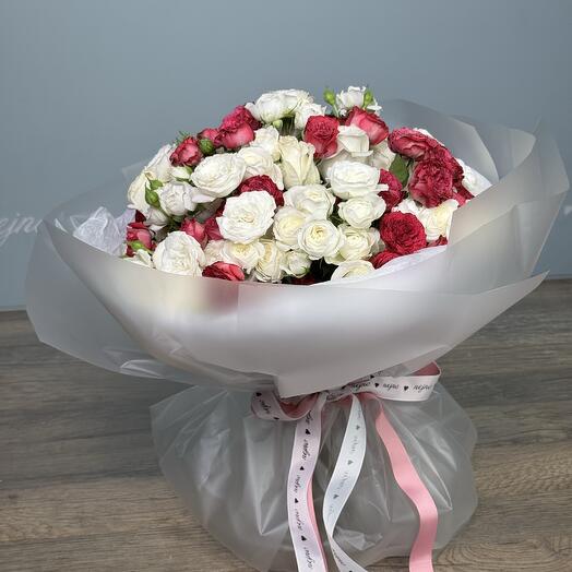 Bouquet de fleurs (taille M, avec des roses roses et blanches)