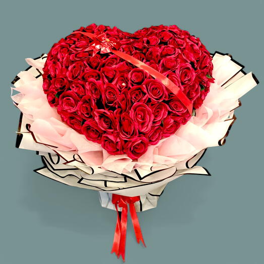Большой букет «Вечное сердце из роз»