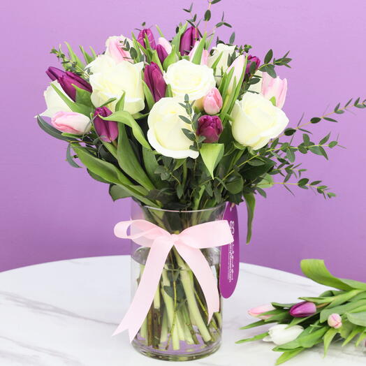 Elegante jarrón con 35 rosas y tulipanes