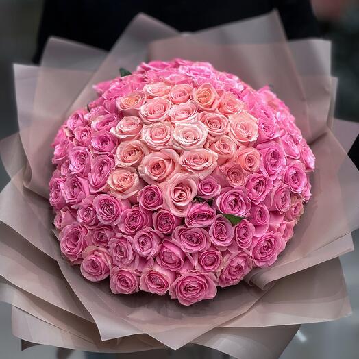 Большой букет розовых роз