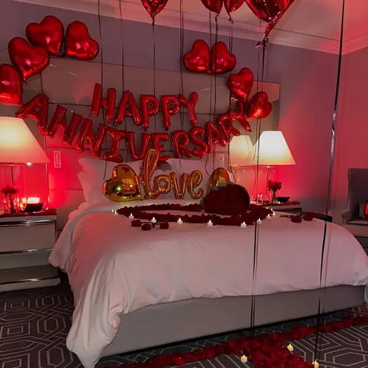 Decoración romántica de habitación para aniversario – tema de amor rojo y dorado