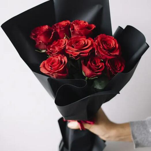 9 красных роз в чёрной упаковке