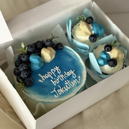 Торт с голубикой и капкейками