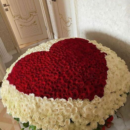 1001Rose A Huge Grand Luxurious Basket For Her