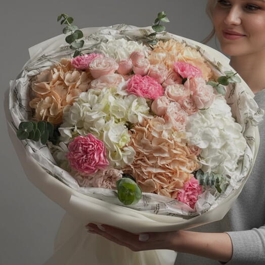 Премиальные цветы, оформленные в букет