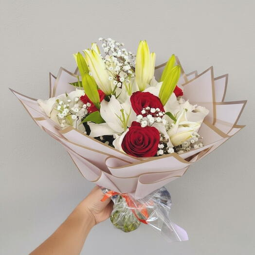 Милый букет из разных цветов