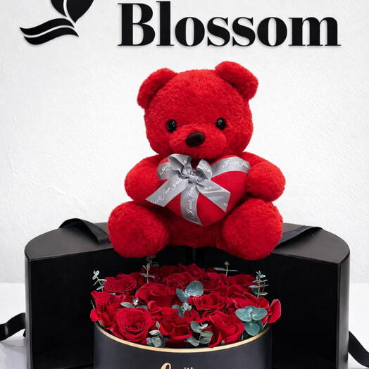 Roses rouges avec amour et un ours en peluche