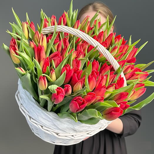 Корзина из 101 красного тюльпана
