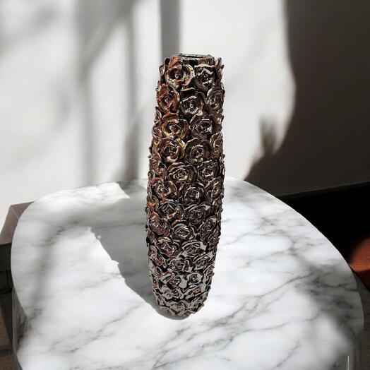 مزهرية باللون الوردي المعدني ذات ملمس بارز