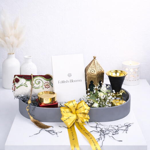 Elegante arreglo de regalo con toques dorados