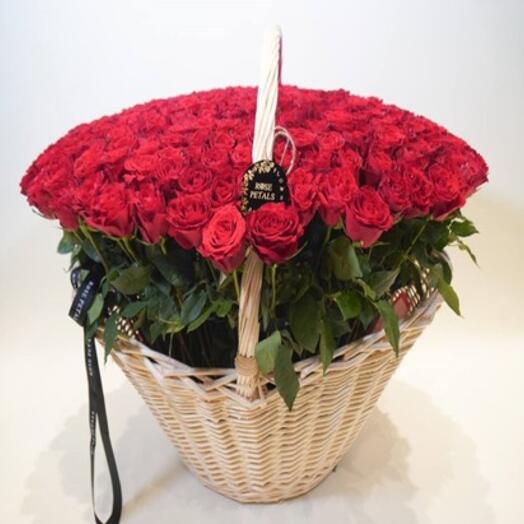 Красные розы в бамбуковой коробке