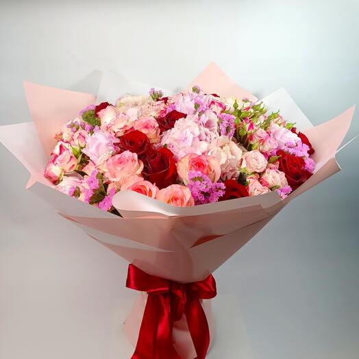 Luxury Mixed Roses Bouquet in Pink   Red
