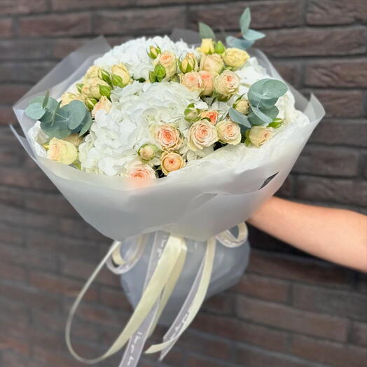 HORTENSIA BLANC ROSES SPRAY PÊCHE EUCALYPTUS DANS UN BOUQUET