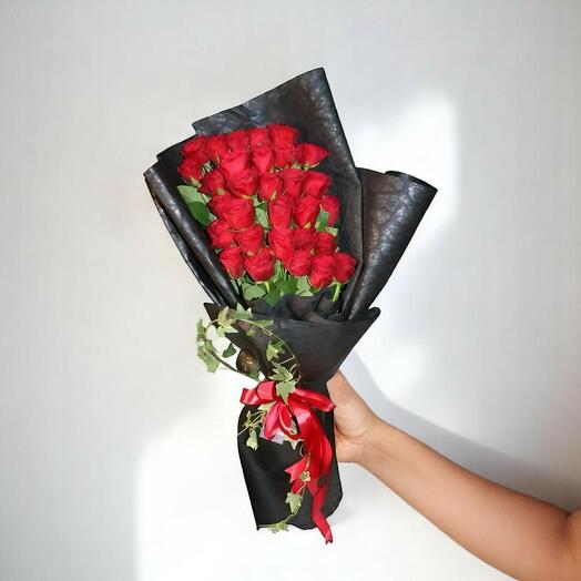 Элегантный букет из 30 красных роз, связанный вручную, в чёрной упаковке – роскошный романтический подарок