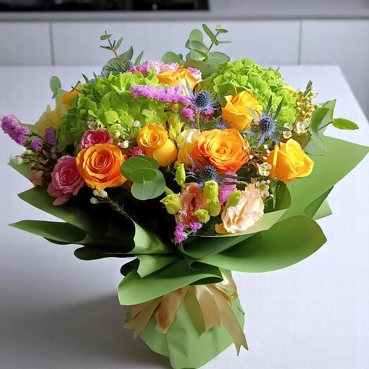 Смешанный букет с зелёной гортензией и жёлтыми розами