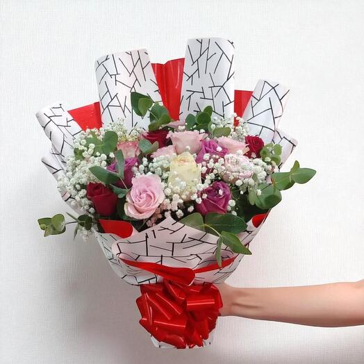 Bouquet romantique de roses pastel et de gypsophiles