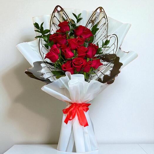 Ramo Romance Carmesí – 20 rosas rojas con Ruscus