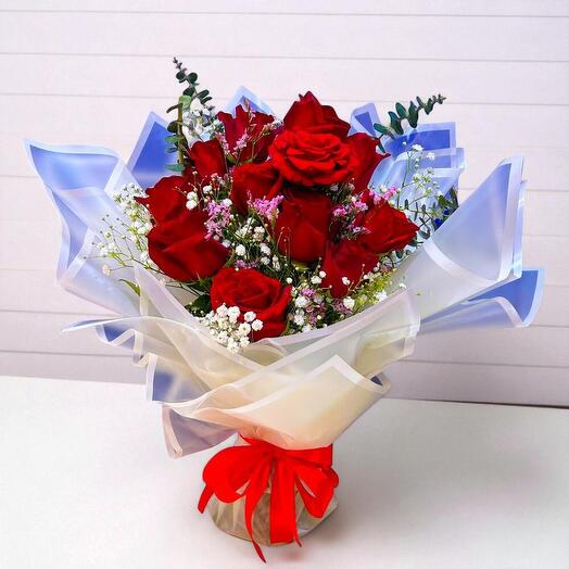 Букет Whispering Roses – красные розы с гипсофилой и эвкалиптом