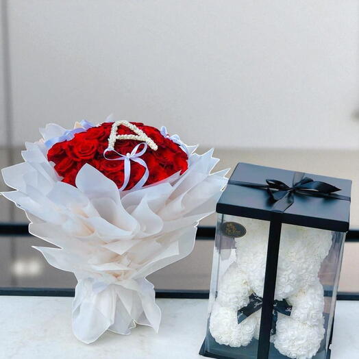 Красный букет Elegance и белый мишка из вспененного материала