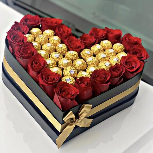 Коробка-сердце с цветами и шоколадом HH2