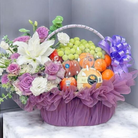 Celebration Crate Фиолетовая корзина с фруктами и цветами
