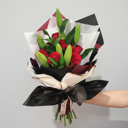 Торжественный букет из нежно-красных роз