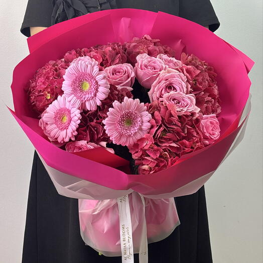 إطلالة جريئة بألوان التوت والزهري الفاتح