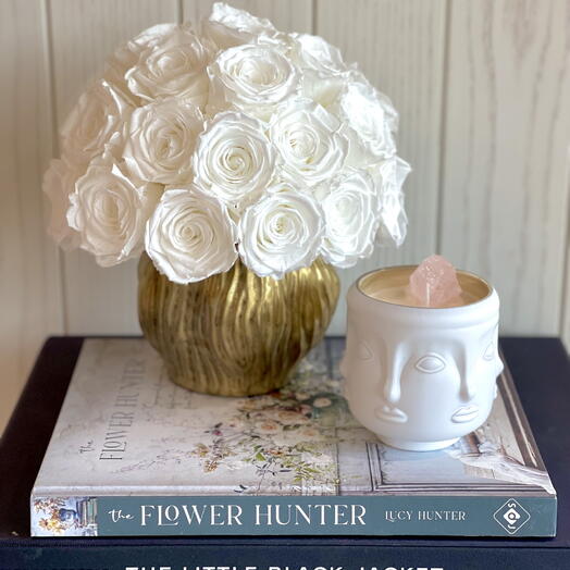 Подарочный набор: белые стабилизированные розы и свеча Visage