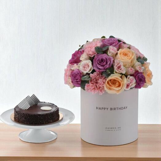 Коробка с румяными цветами лаванды и шоколадным тортом на день рождения