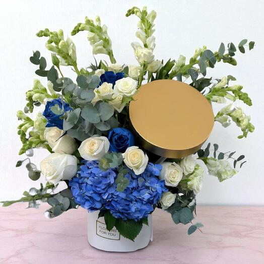 Белая и синяя коробка для дня рождения