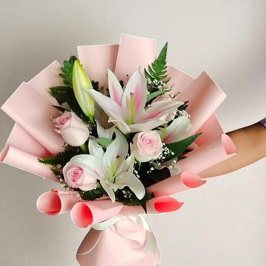 Розовая красота: 3 ветки розовых лилий, 10 веток розовых роз в красивой розовой упаковке.