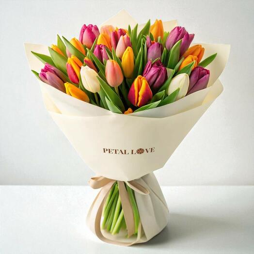 Букет из 50 разноцветных тюльпанов