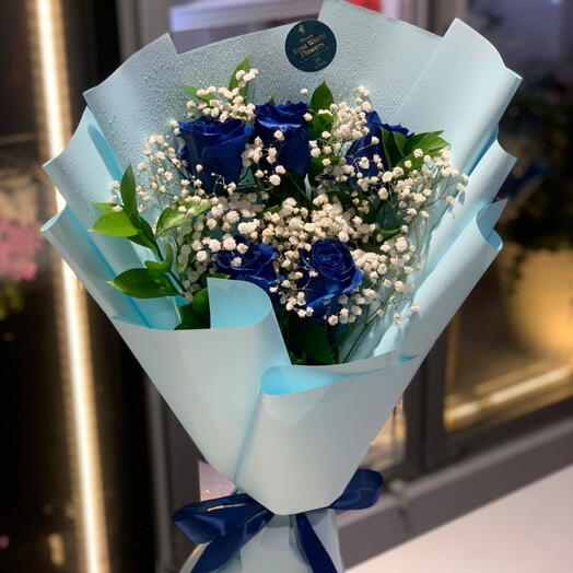 Ramo de rosas azules envoltorio azul