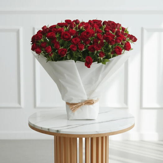 Verona-101 красные спрей-розы в белой упаковке