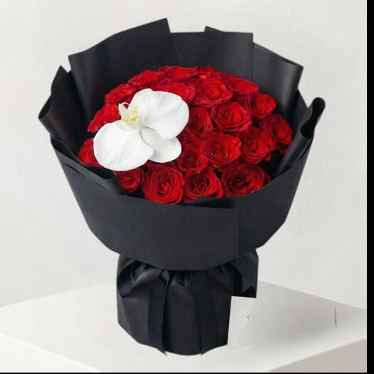 Для вашей Валентинки красная роза с белой орхидеей в черной упаковке