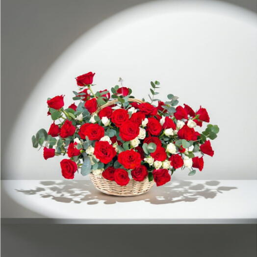 80 красных роз с белыми кустовыми розами в корзине