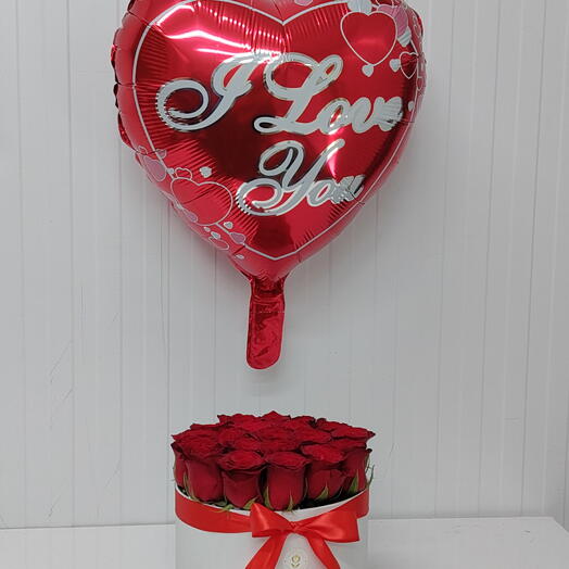 15 красных роз и шар «Love»