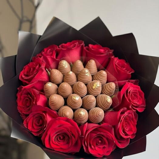 Королевский букет роз с шоколадом и ягодами