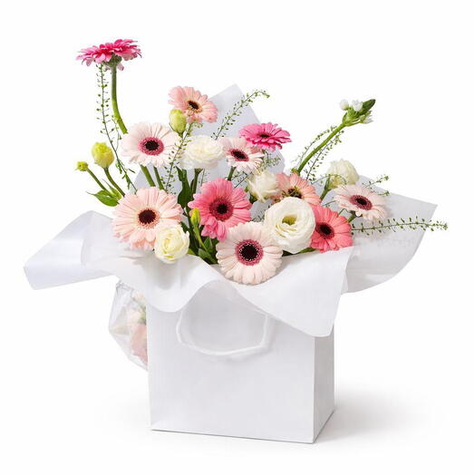 Розово-белые композиции в подарочных коробках