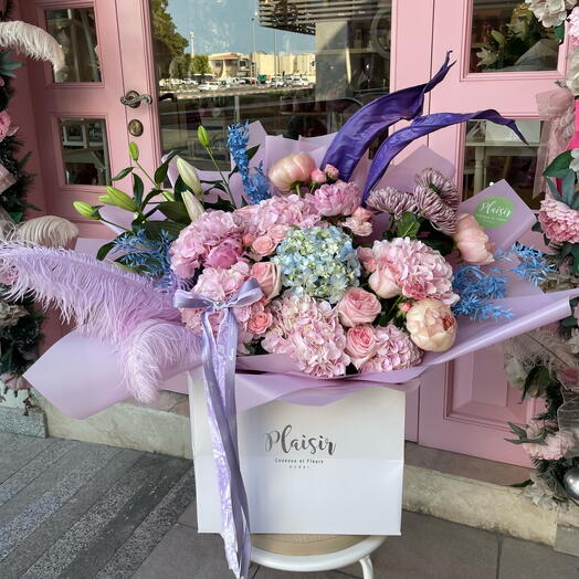 Фантазийный букет из гортензий роз и лилий