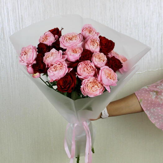 Спрей Julietta с букетом красных роз