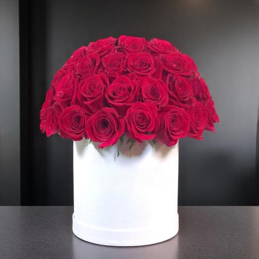 Classic Red Rose Flower Box in White Hatbox – Elegant Romantic Arrangement Gift