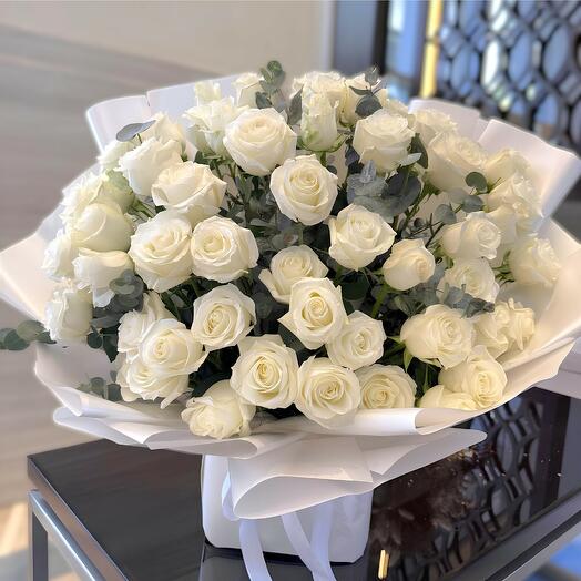 Роскошный букет белых роз