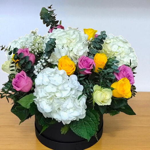 Гортензия с разноцветными розами в черной коробке