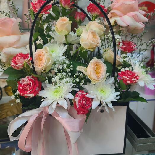 Цветы в корзине