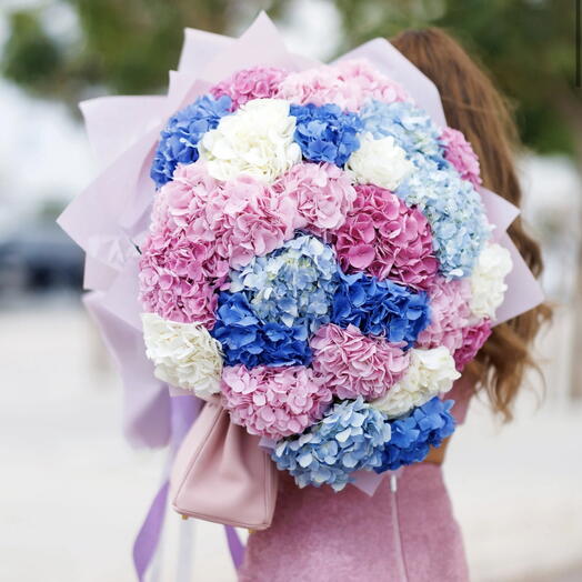 Яркая красота: небольшой букет небесно-голубых, розовых и белых гортензий