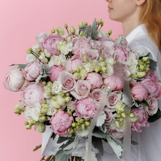 Celeste: XL-букет из розовых пионов, роз и белых эустом
