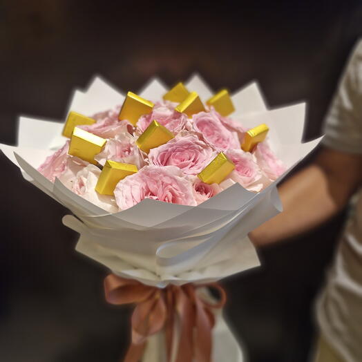 Розовые розы с шоколадной кунафой с фисташками